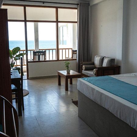 Cocos Hotel Midigama Timur Bagian luar foto