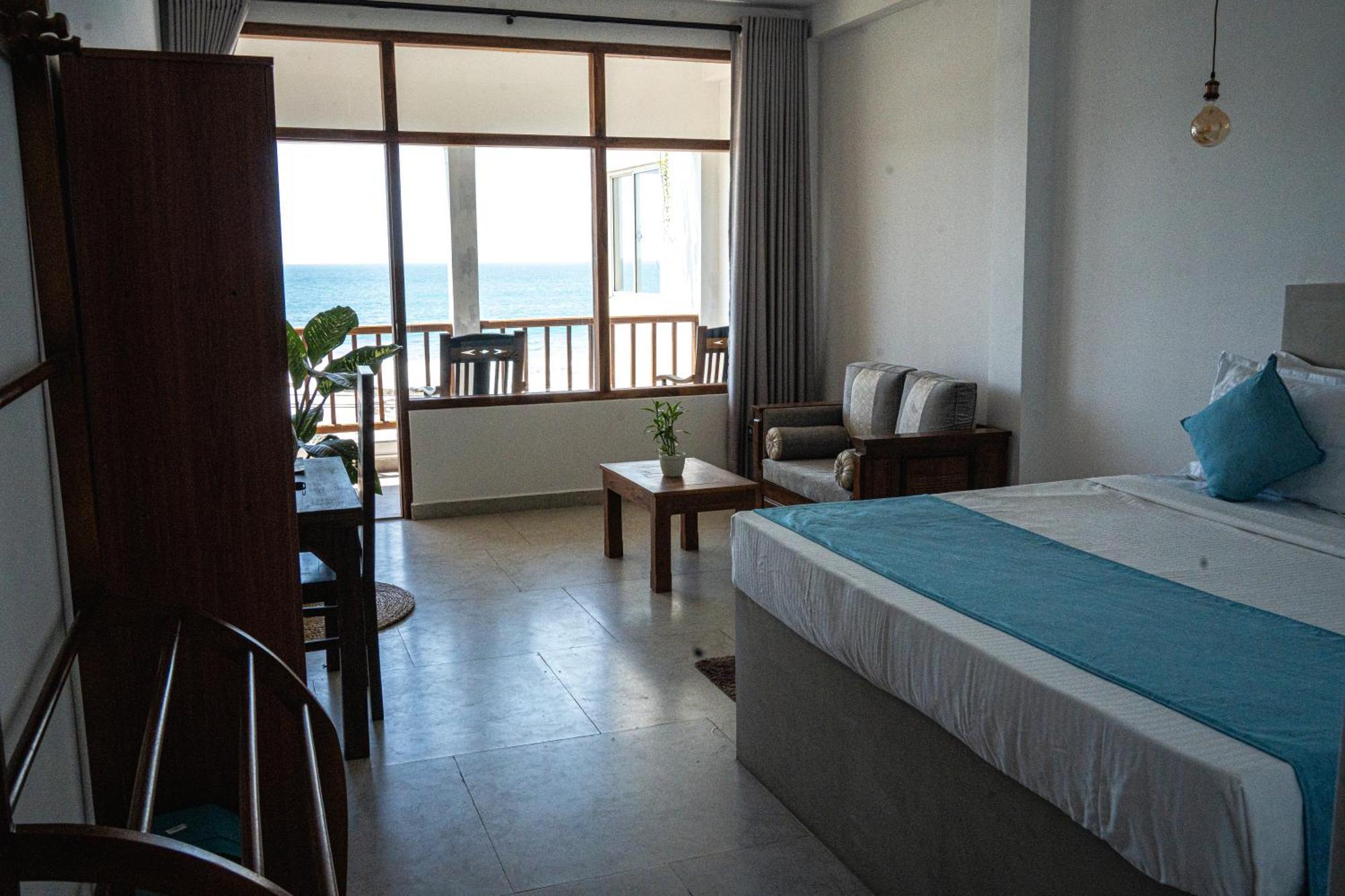 Cocos Hotel Midigama Timur Bagian luar foto