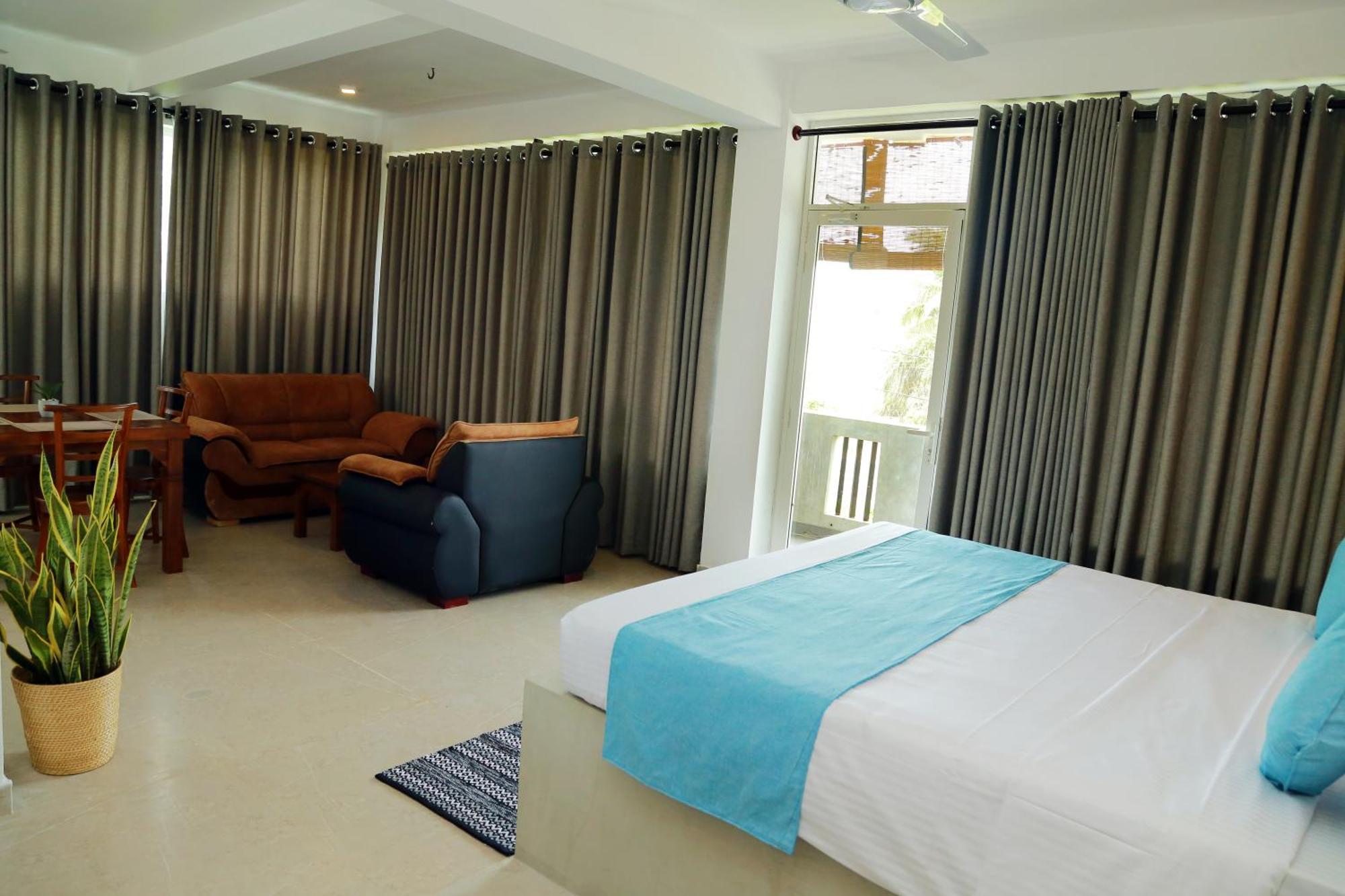Cocos Hotel Midigama Timur Bagian luar foto