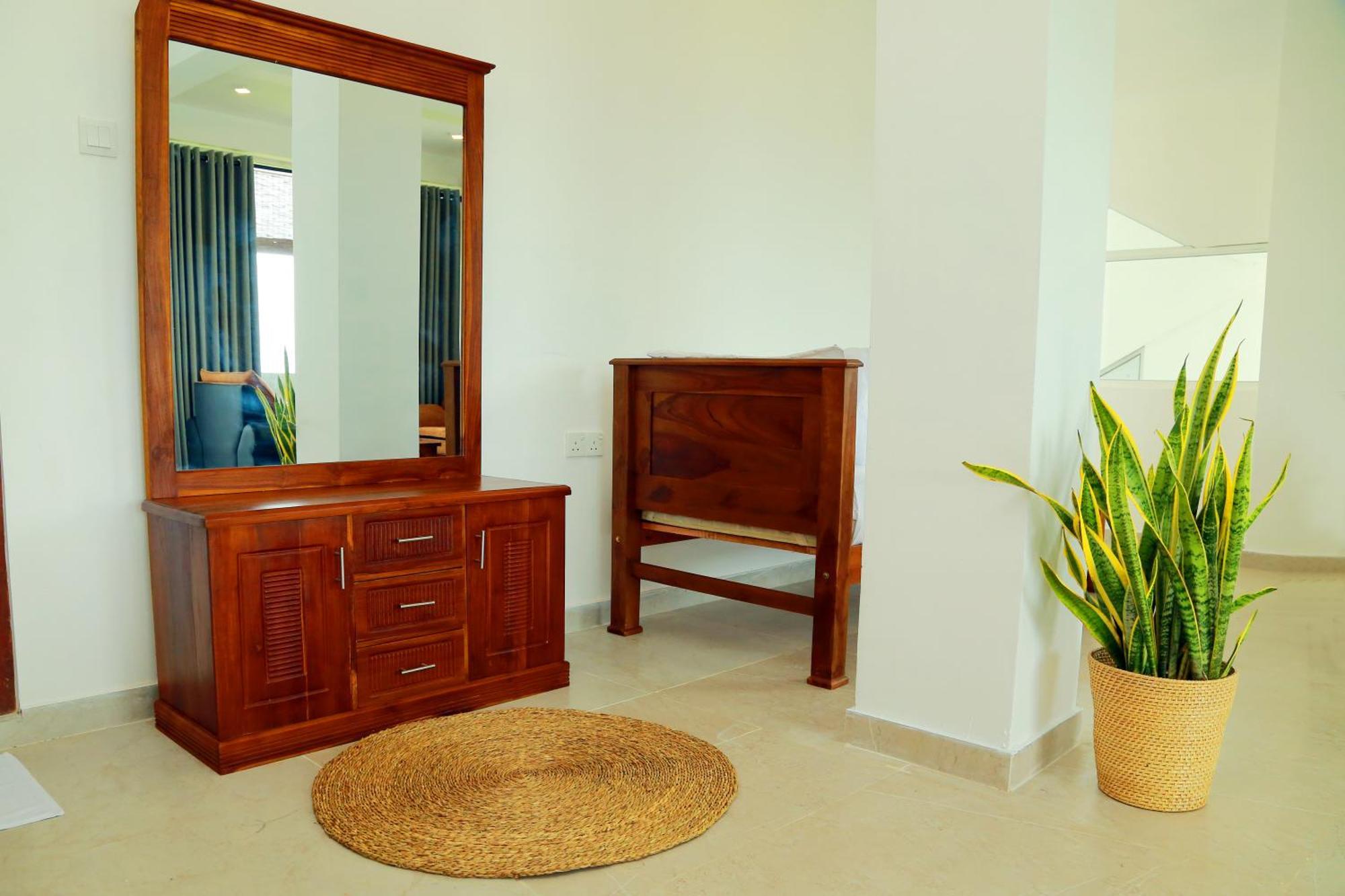 Cocos Hotel Midigama Timur Bagian luar foto