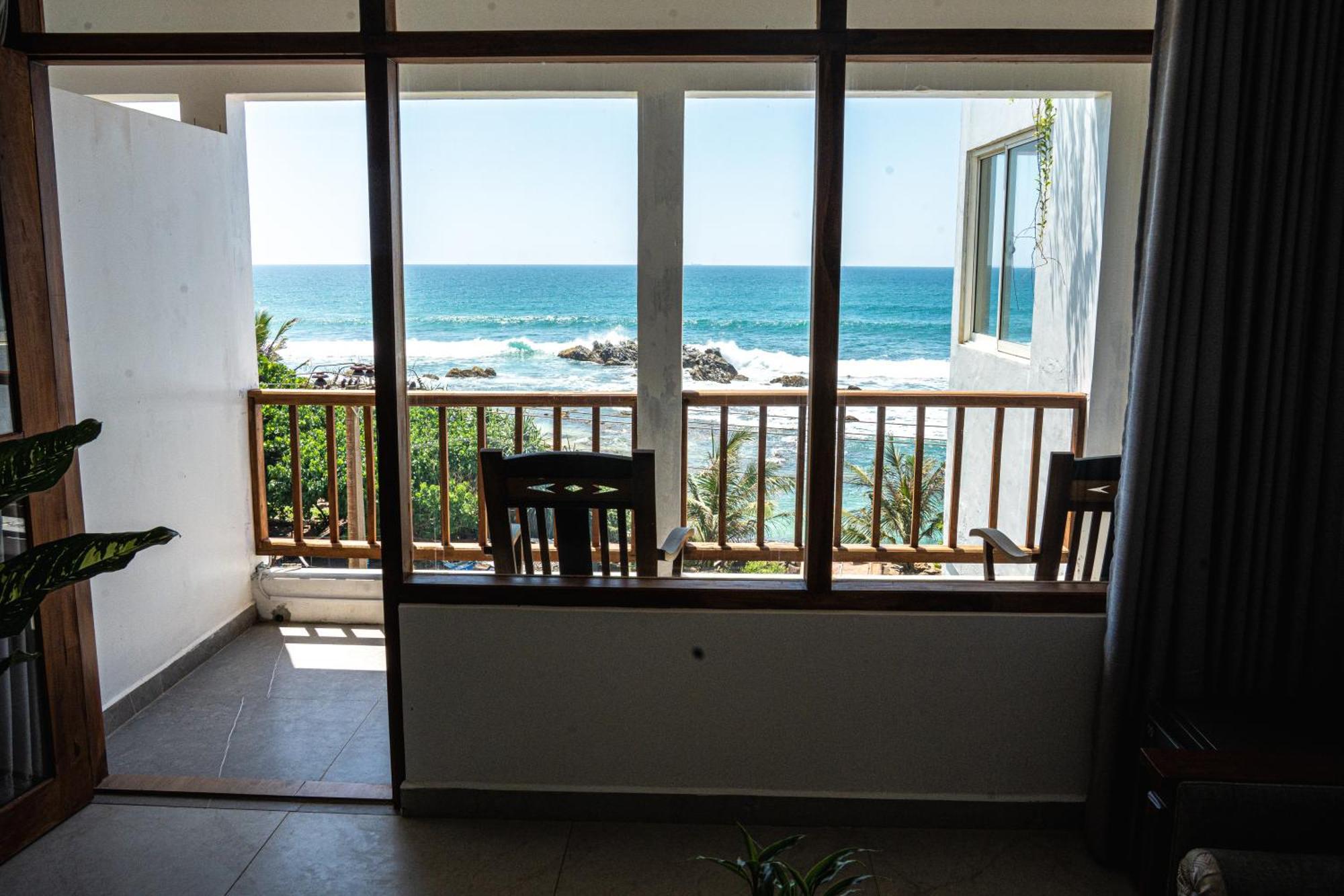 Cocos Hotel Midigama Timur Bagian luar foto