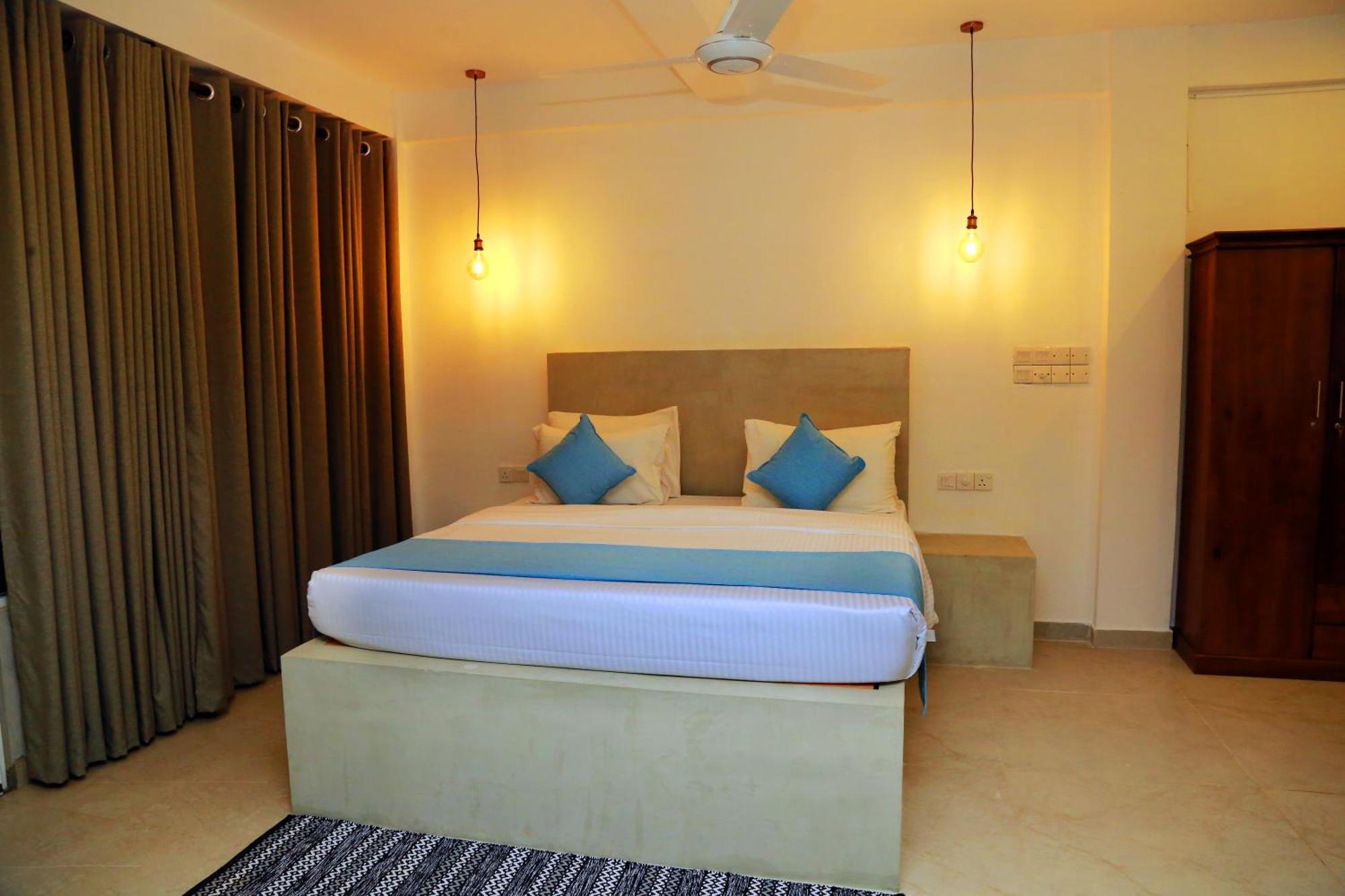 Cocos Hotel Midigama Timur Bagian luar foto
