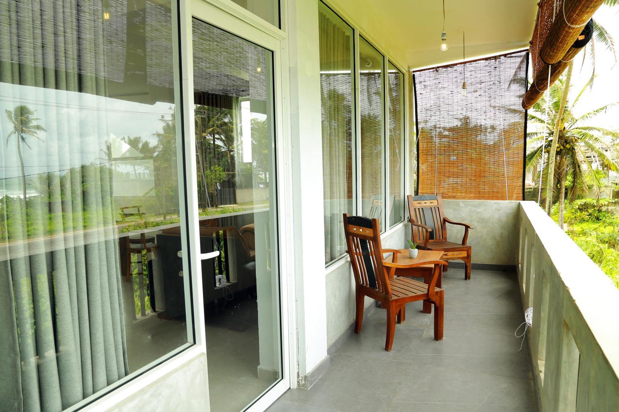 Cocos Hotel Midigama Timur Bagian luar foto