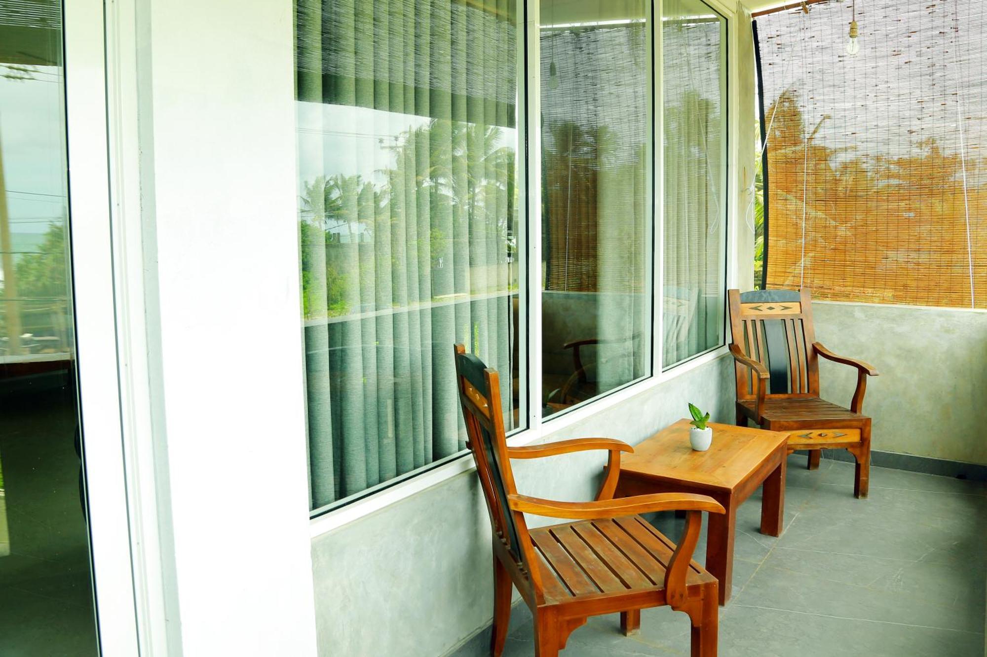 Cocos Hotel Midigama Timur Bagian luar foto