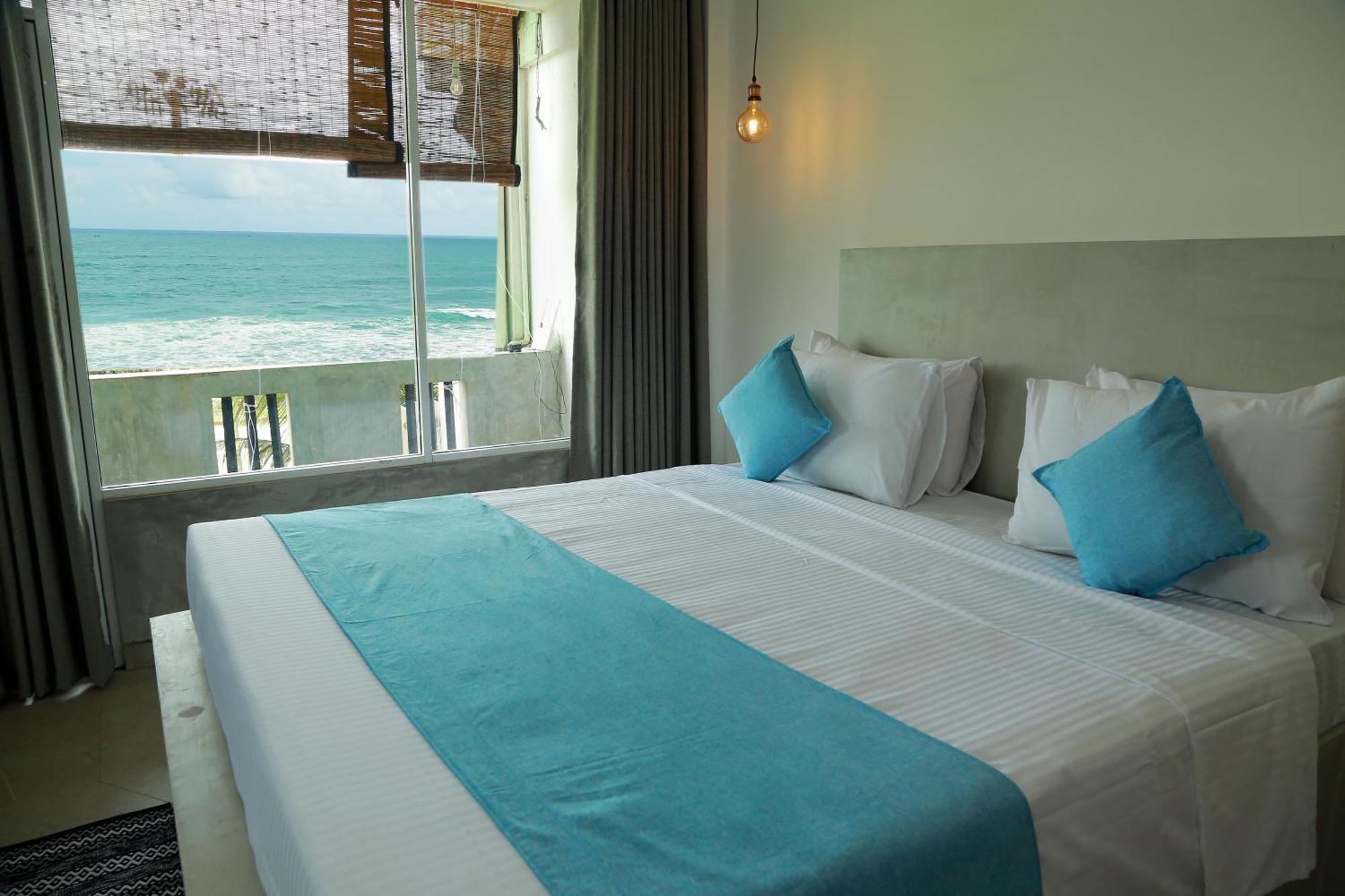 Cocos Hotel Midigama Timur Bagian luar foto