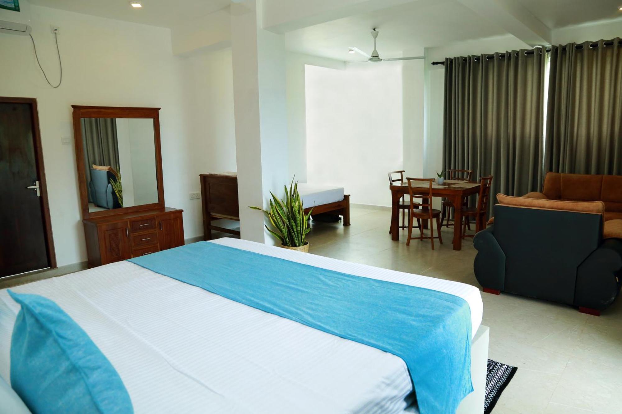 Cocos Hotel Midigama Timur Bagian luar foto