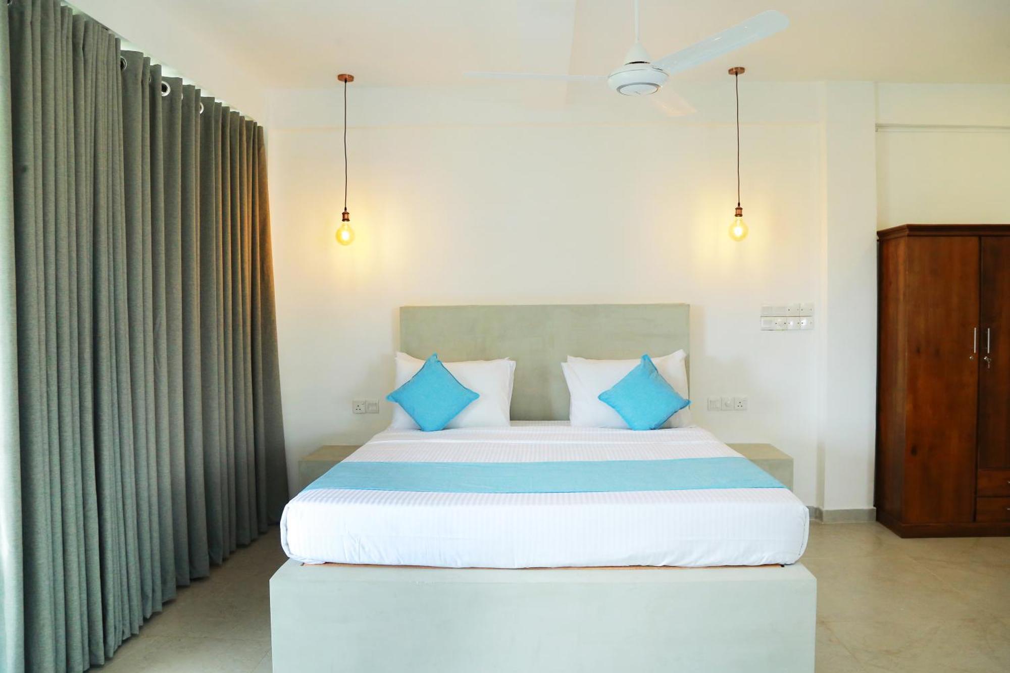 Cocos Hotel Midigama Timur Bagian luar foto