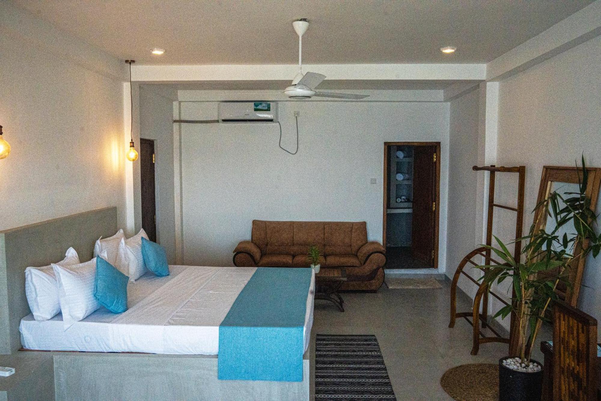 Cocos Hotel Midigama Timur Bagian luar foto