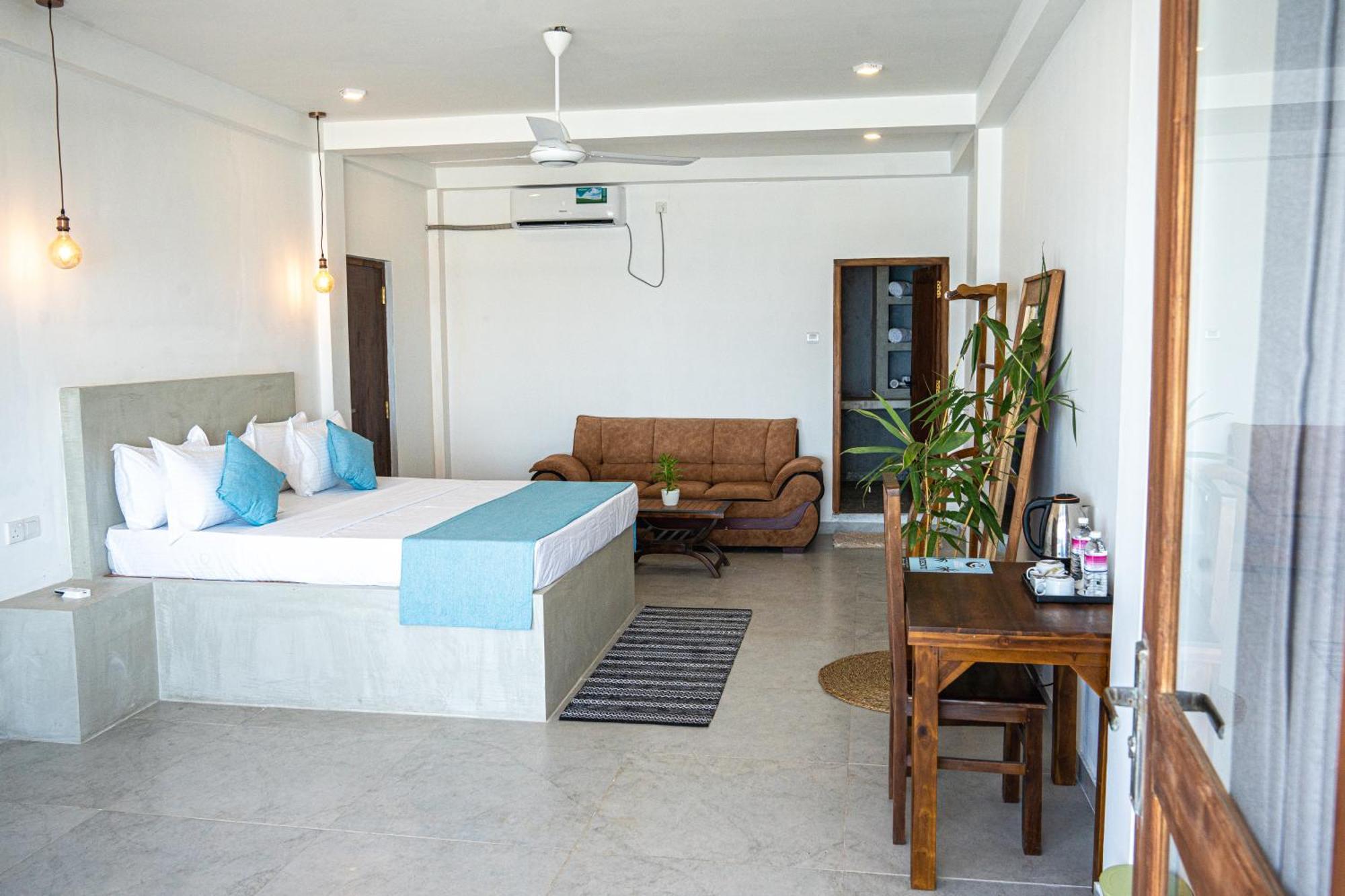 Cocos Hotel Midigama Timur Bagian luar foto