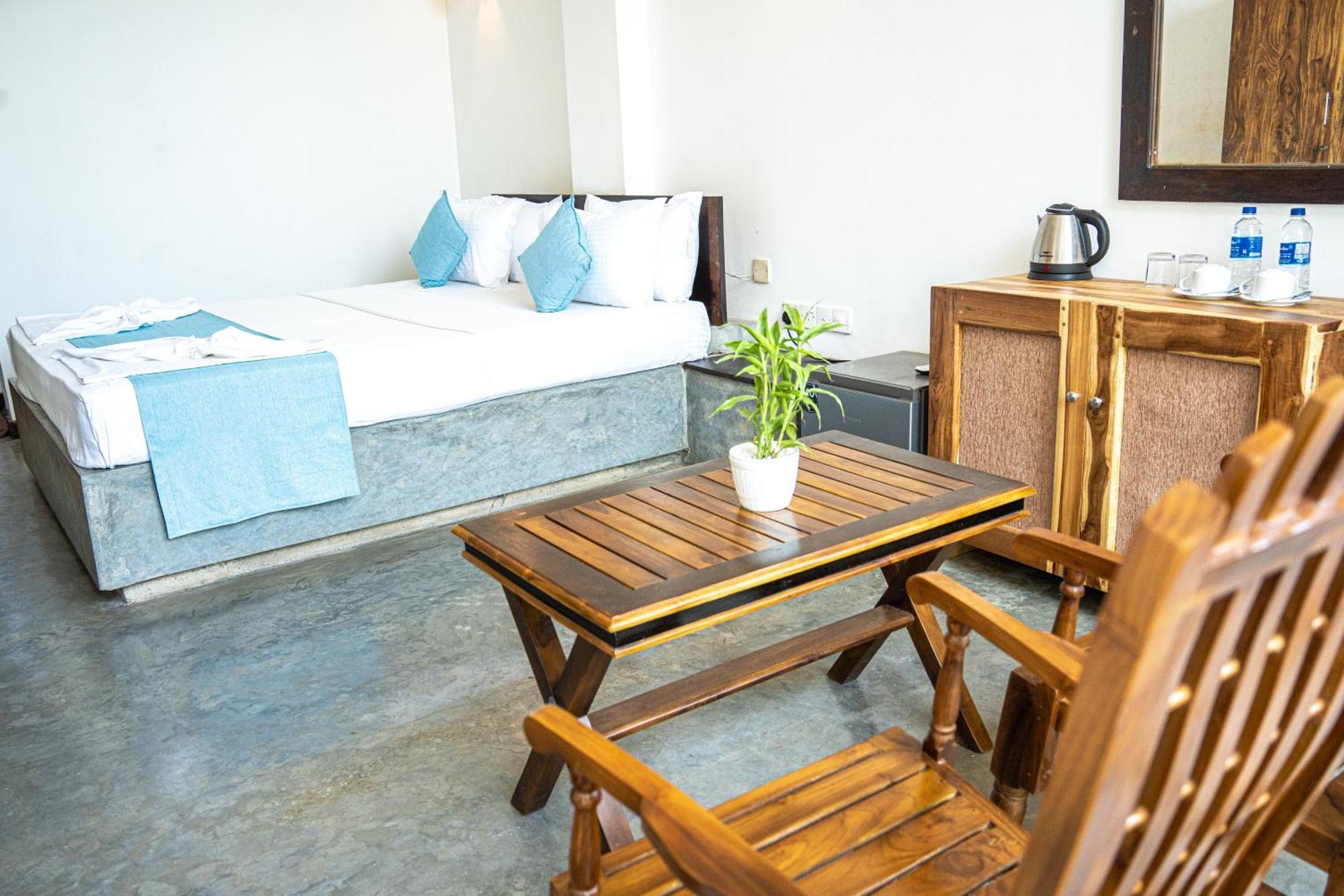 Cocos Hotel Midigama Timur Bagian luar foto