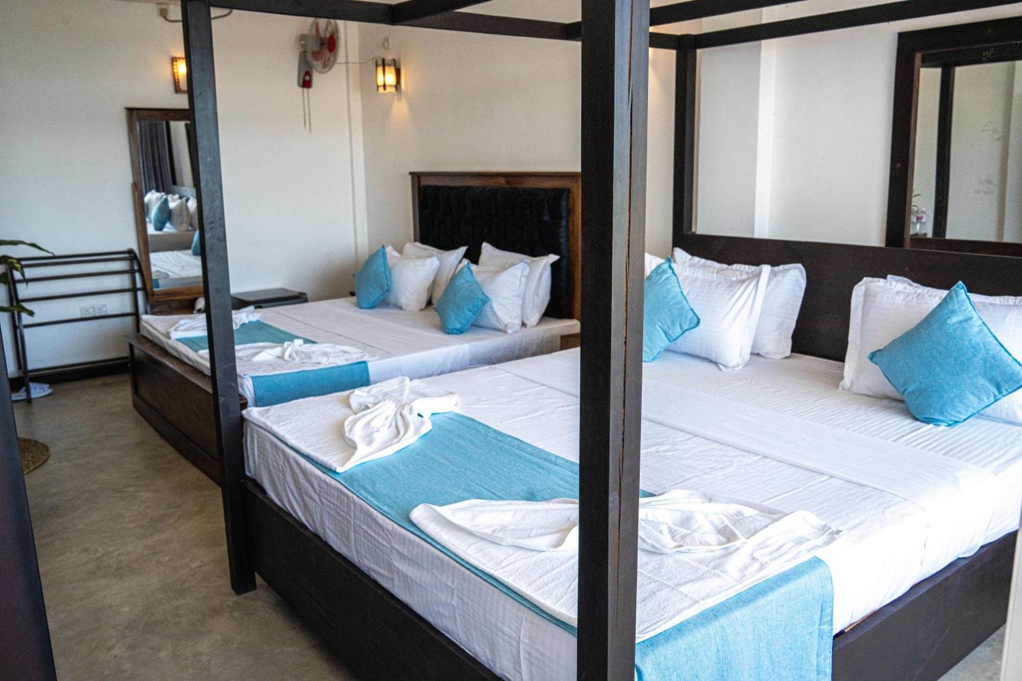 Cocos Hotel Midigama Timur Bagian luar foto