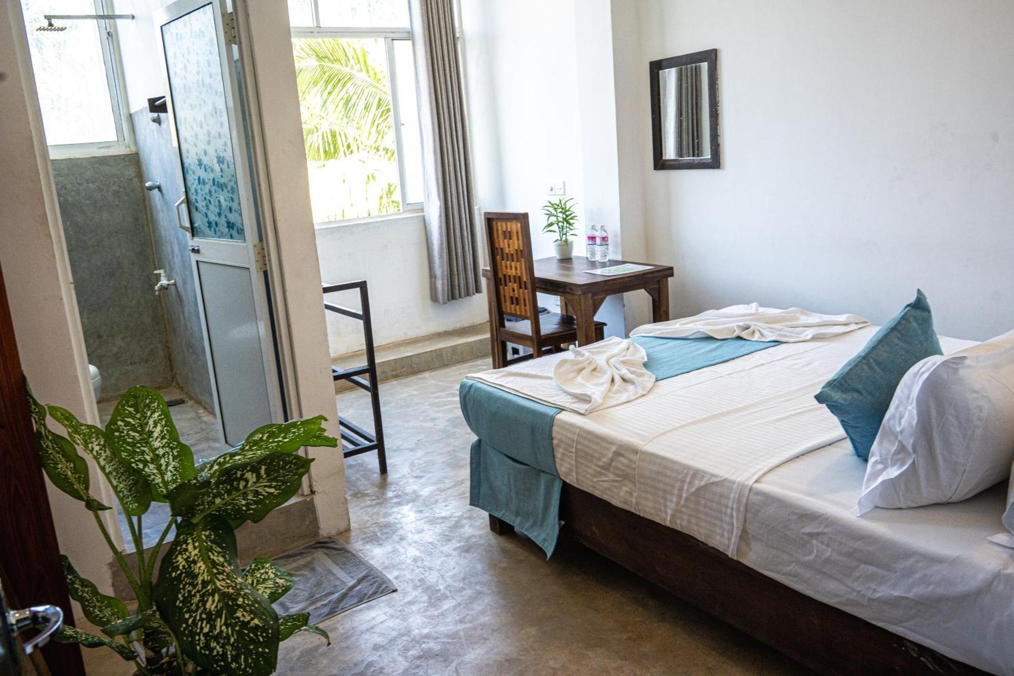 Cocos Hotel Midigama Timur Bagian luar foto