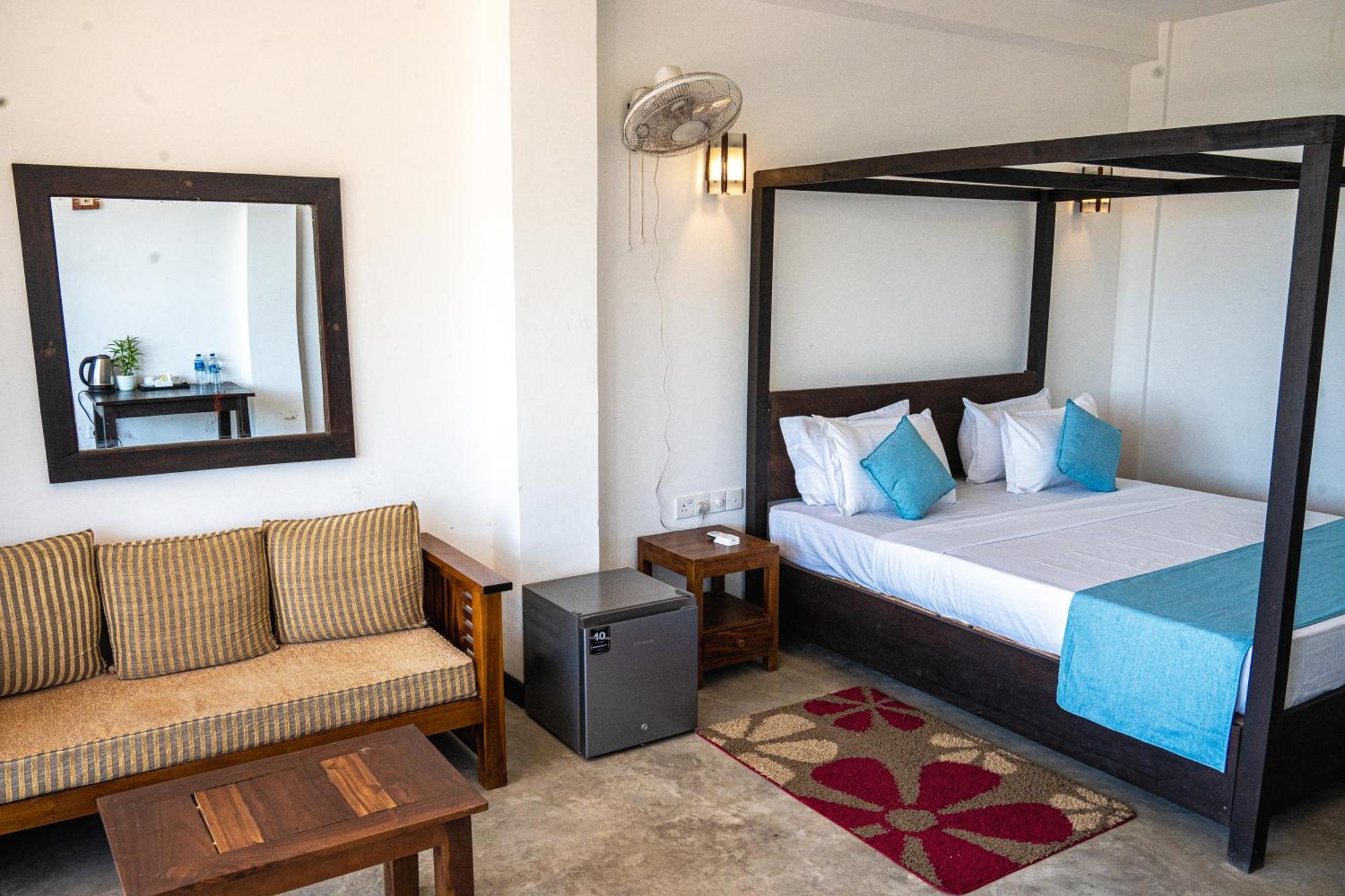 Cocos Hotel Midigama Timur Bagian luar foto
