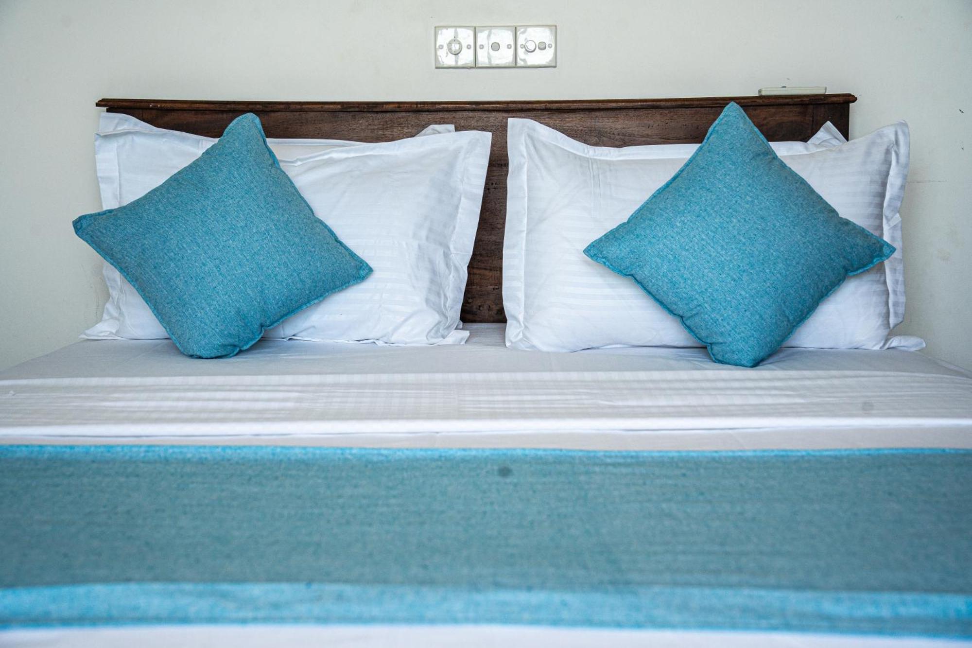 Cocos Hotel Midigama Timur Bagian luar foto