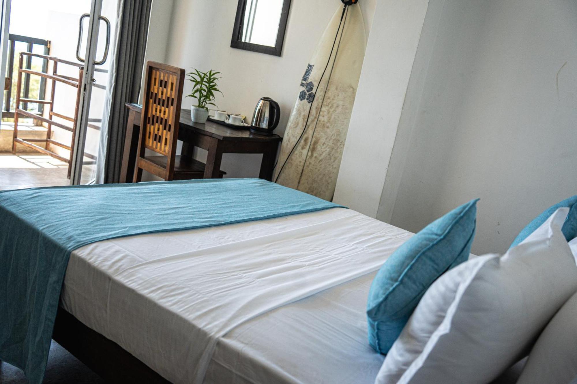 Cocos Hotel Midigama Timur Bagian luar foto