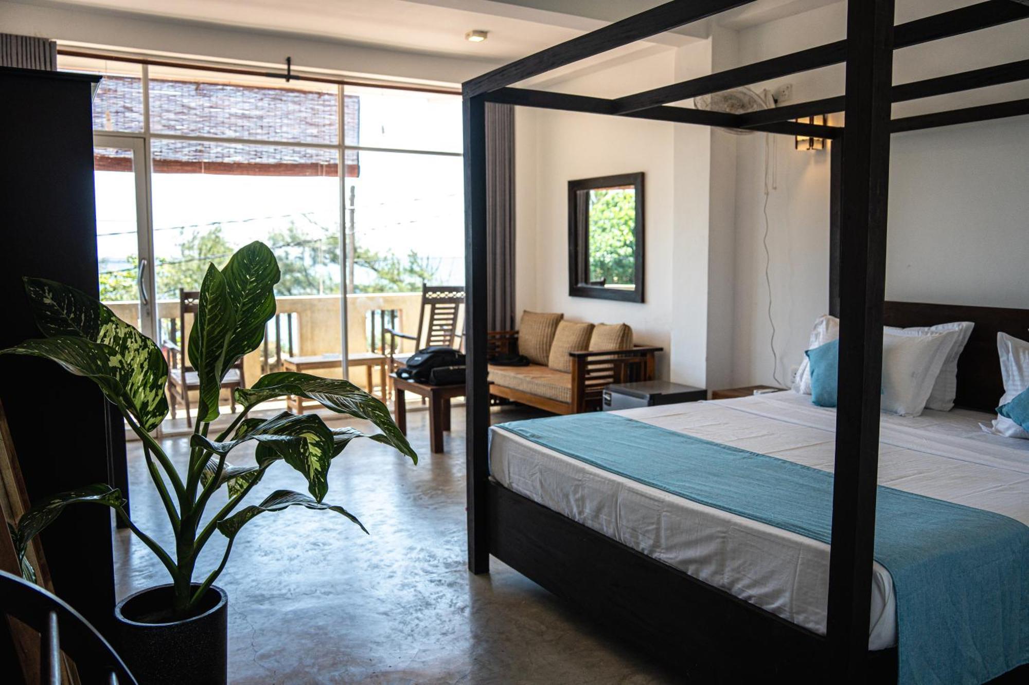Cocos Hotel Midigama Timur Bagian luar foto