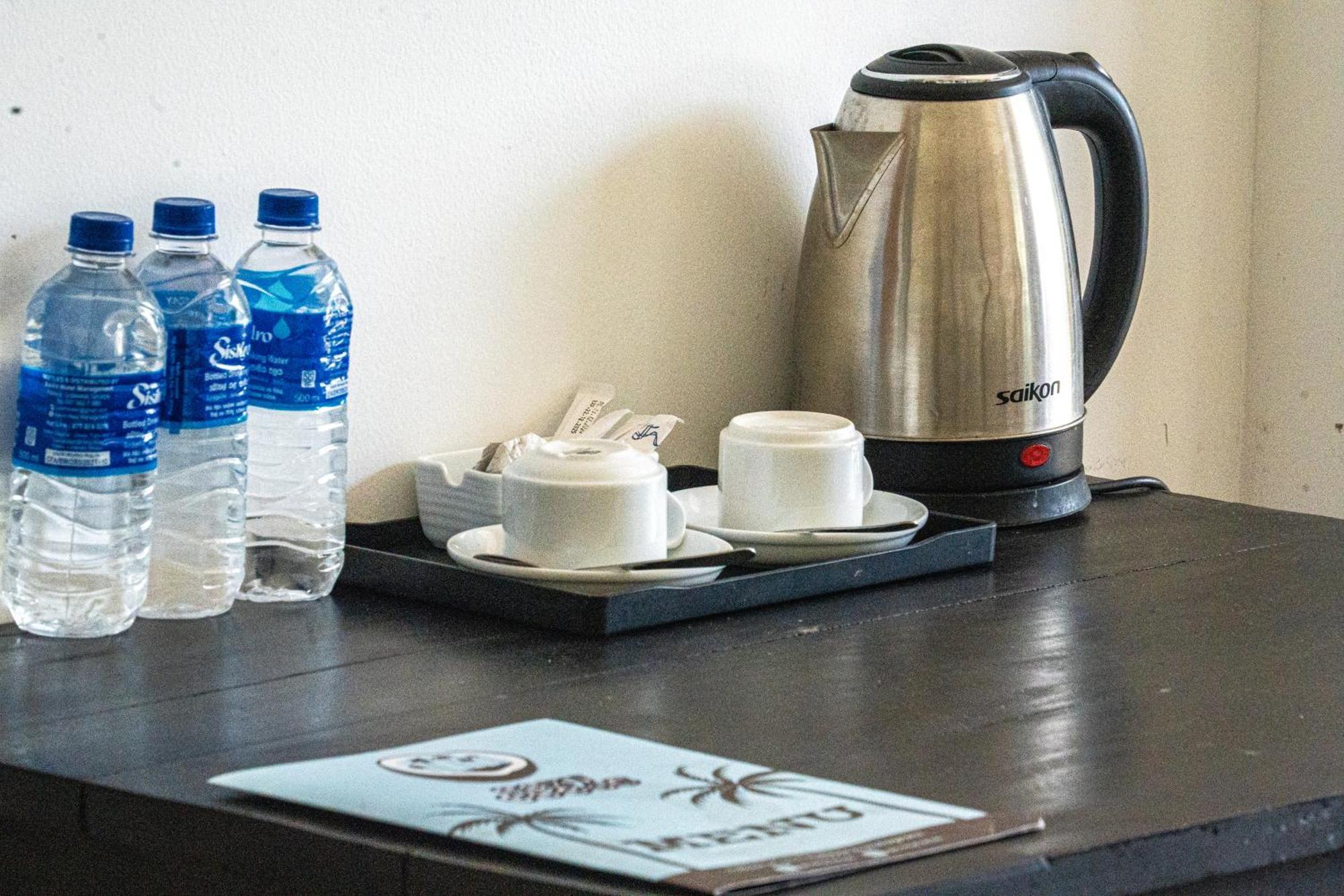 Cocos Hotel Midigama Timur Bagian luar foto