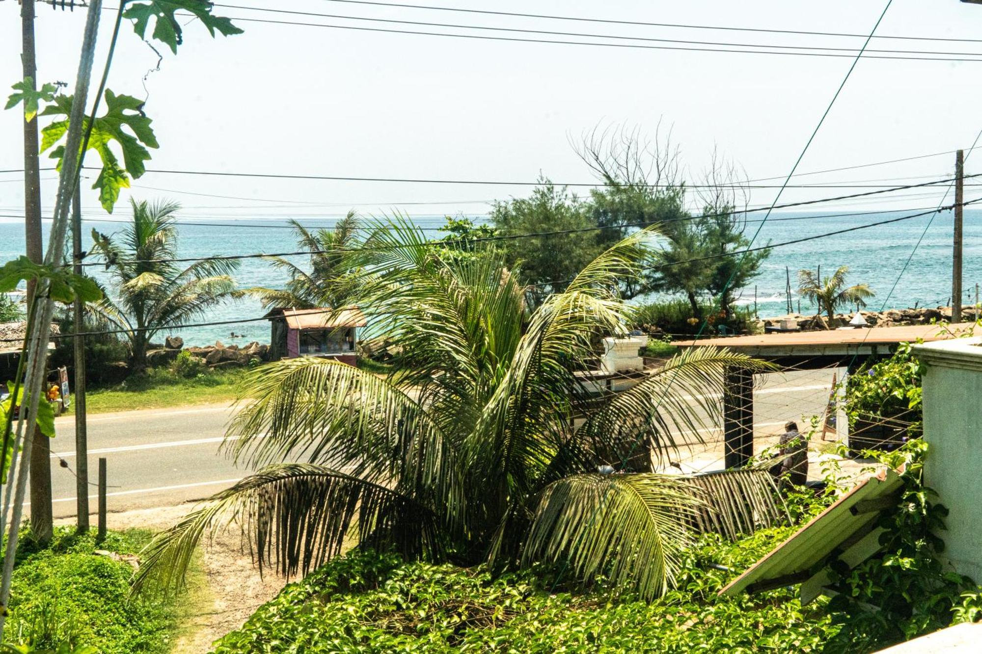 Cocos Hotel Midigama Timur Bagian luar foto