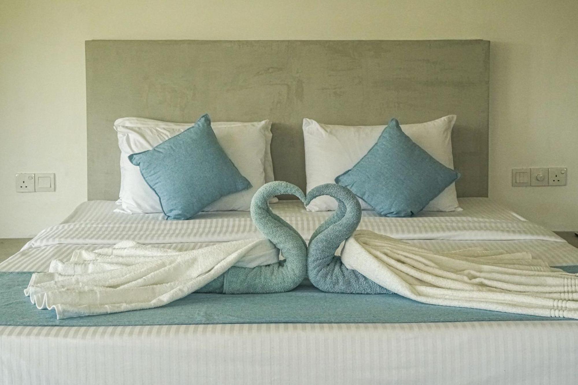 Cocos Hotel Midigama Timur Bagian luar foto
