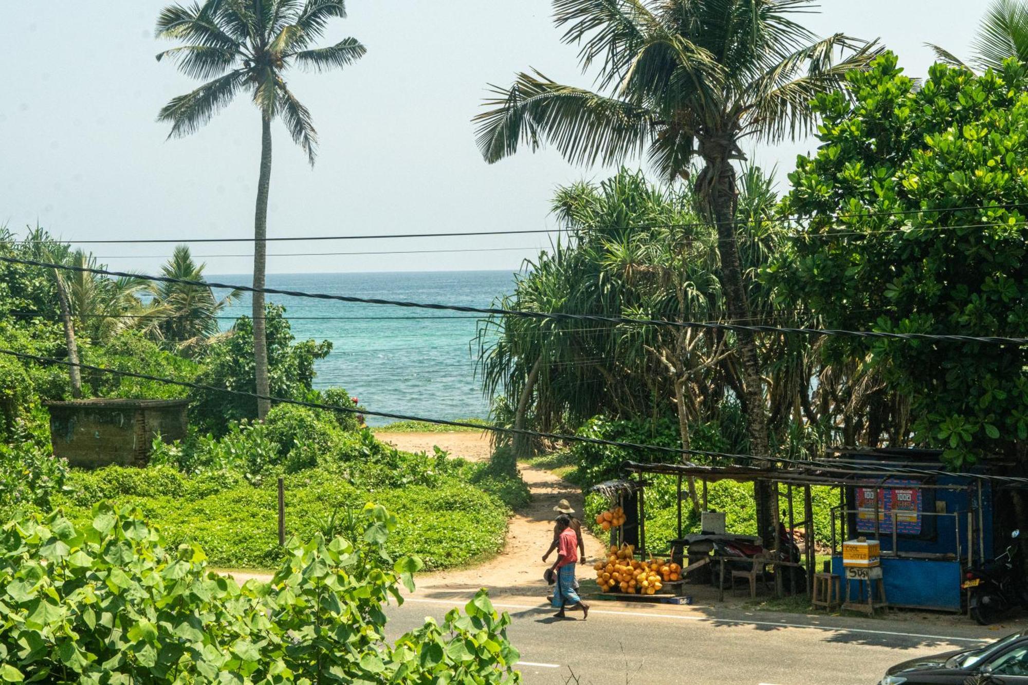 Cocos Hotel Midigama Timur Bagian luar foto